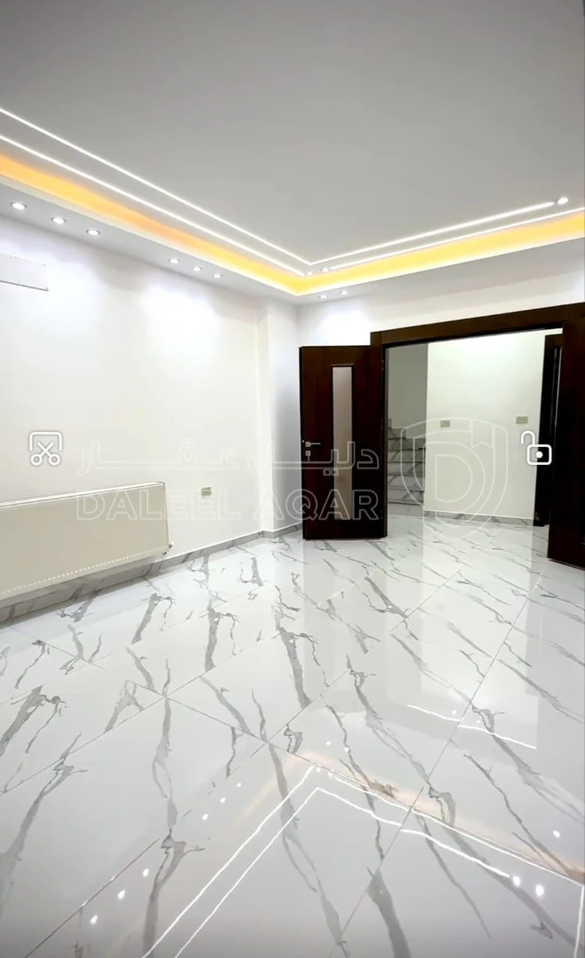 شقة في البنيات - بعيدة عن شارع المطار 200 متر - 117,000 دأ - صورة 1